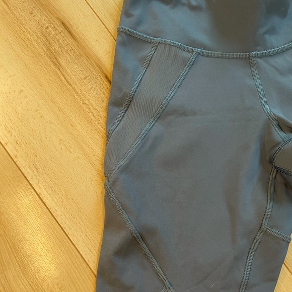 Lululemon Cropped Blue Leggings - Picture 5 of 5